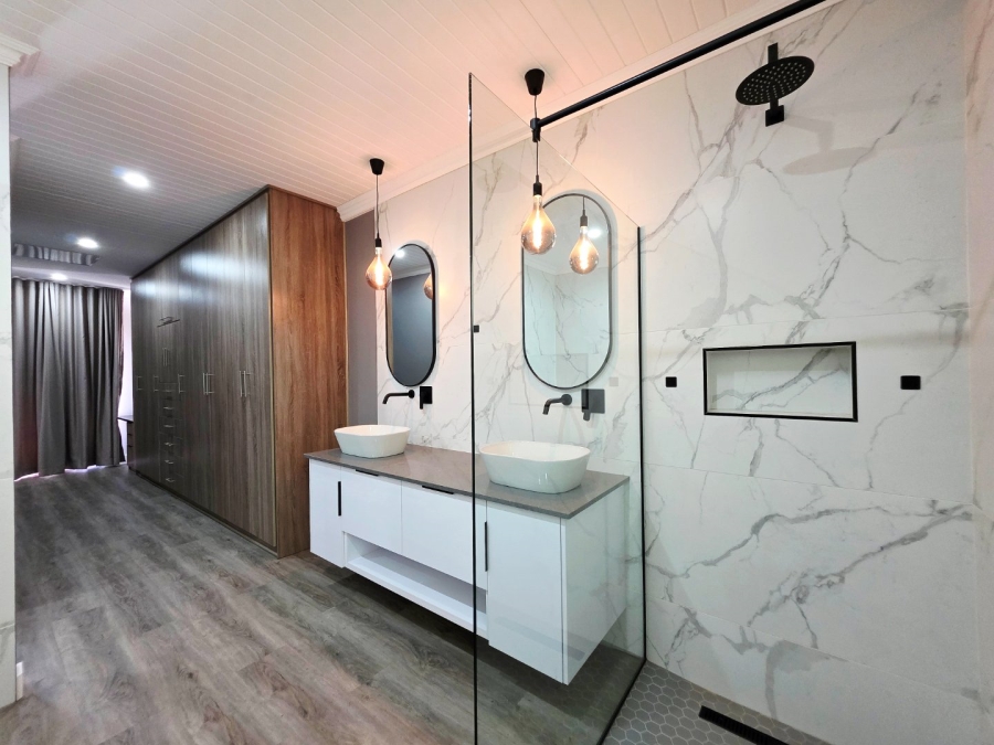 5 Bedroom Property for Sale in Langenhovenpark Free State